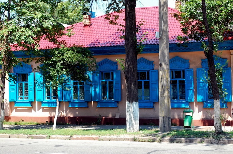 Старый дом со ставнями,по Толе Би (Комсомольской), перед Пушкина.