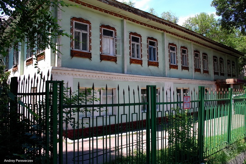Дом купца Радченко Построен в начале 20 века. На Тулебаева ниже Макатаева(Пастера) Был внутри этого дома, когда там было посольство Пакистана.