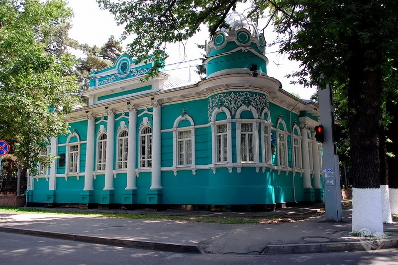 Начну с дома Головизина,который приблизительно был построен в 1905-1908 г, находится он на улице Фурманова угол Курмангазы.