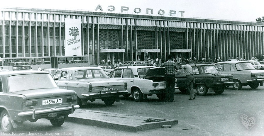 Старый аэропорт,на фото видно весь советский автопром).
