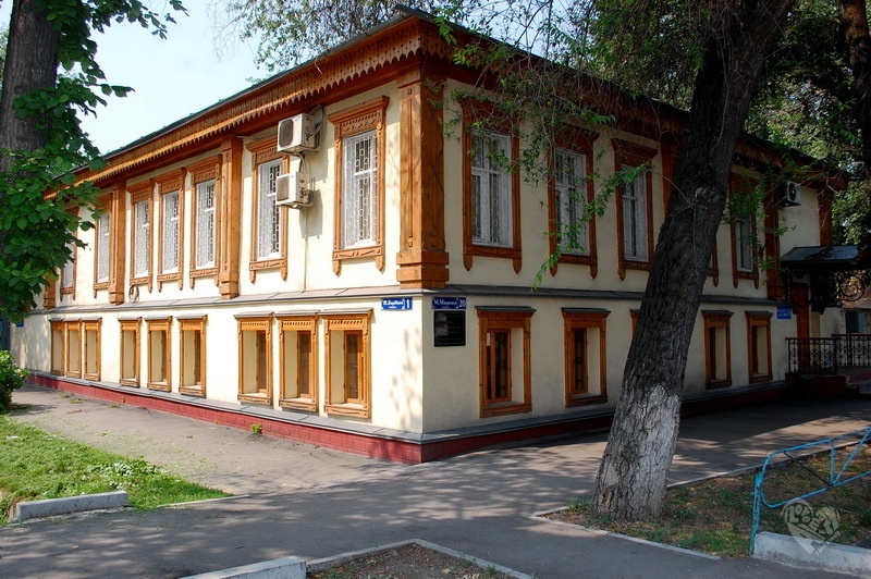 Дом купца Филиппова на Макатаева(Пастера)-Барибаева До 1904 года здесь размещалась женская гимназия